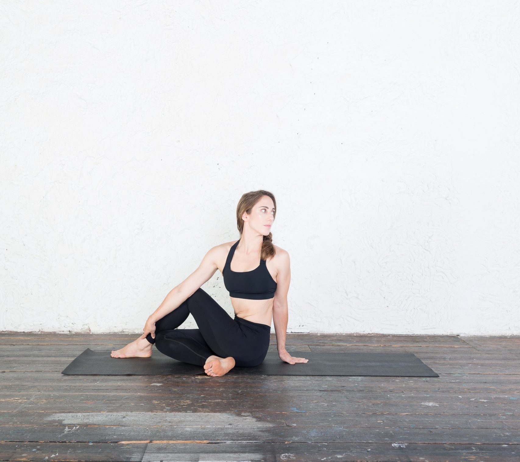 Ardha Matsyendrasana Ardha Matsyendrasana