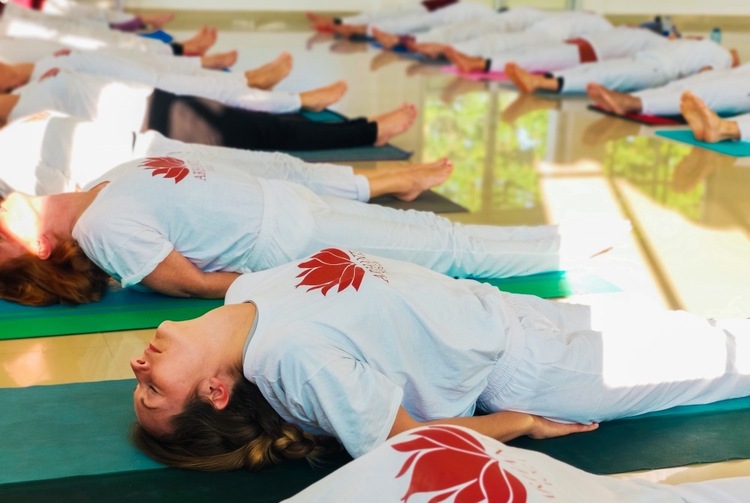 Yoga practitioners practice Yoga for Neck Pain at Arhanta Yoga Ashrams Yoga practitioners practice Yoga for Neck Pain at Arhanta Yoga Ashrams