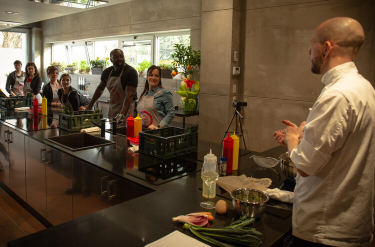 Holistic Nutrition coach teaches a holistic nutrition course with certification 
