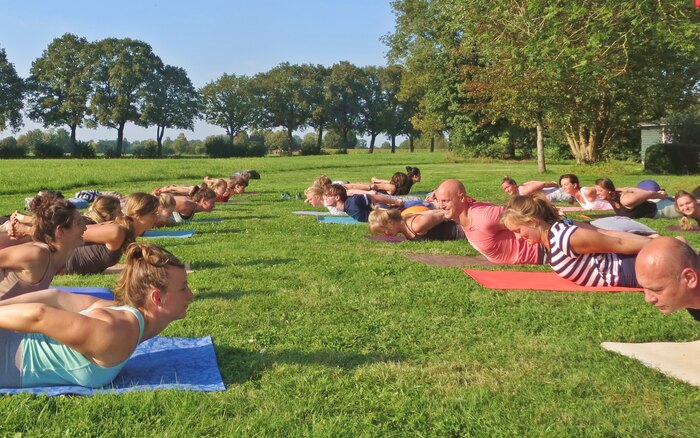 Arhanta yoga community practice Hatha yoga poses outside Arhanta yoga community practice Hatha yoga poses outside