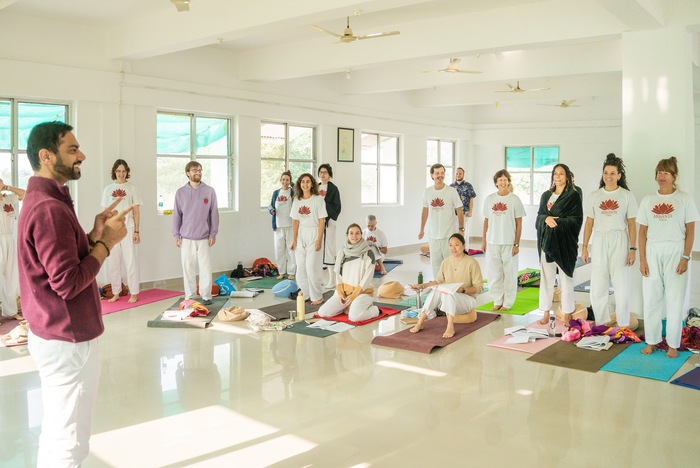 Yoga teacher teaches the fundamentals of mindfulness in yoga Yoga teacher teaches the fundamentals of mindfulness in yoga
